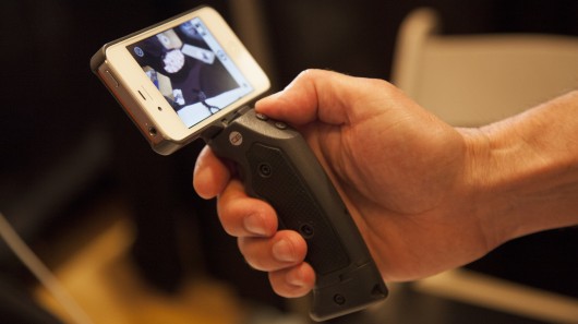 grip-and-shoot-iphone