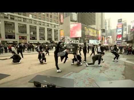 djluTThqQVlFTDQx_o_be-ready-4-the-next-galaxy-flash-mob-in-new-york